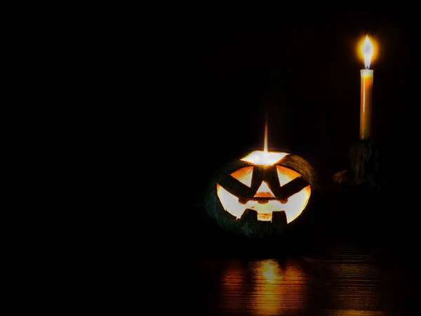Halloween abóbora cabeça jack lanterna com velas ardentes no — Fotografia de Stock