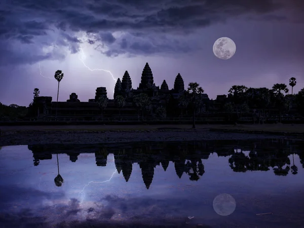 Göl ve r karşısında Angkor Wat Gece siluet sahne — Stok fotoğraf