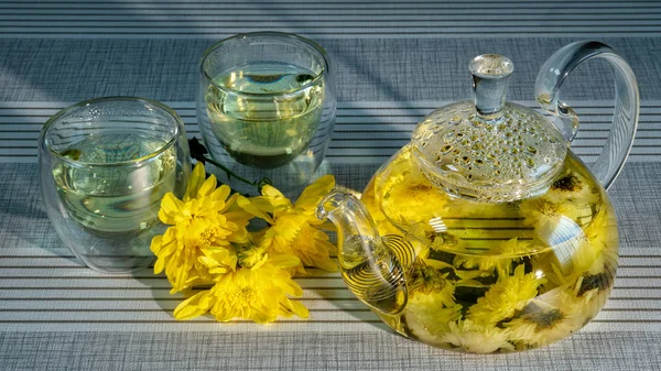 Huang Chrysanthemum tea / health herbal tea in clear glass pot w