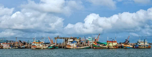 Wooden fishing boats docking along pier at Rayong district Thail — Stock Photo, Image