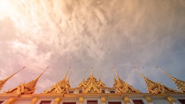 Wat Ratchanadd'de Loha prasat, Budist kompleks kulesinin bir parçası — Stok fotoğraf