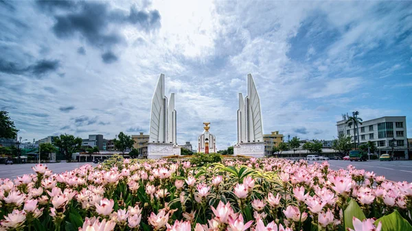 Το μνημείο της Δημοκρατίας με το πρώτο πλάνο του Siam τουλίπες — Φωτογραφία Αρχείου