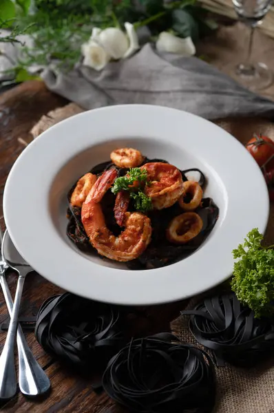 Pasta de espagueti fettuccine negro con camarones y cobertura de calamar w — Foto de Stock