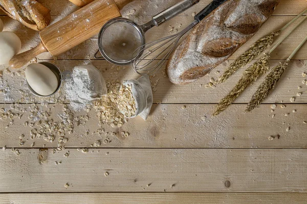 Різновиди хліба з інструментами для випічки та сировиною на гуті — стокове фото