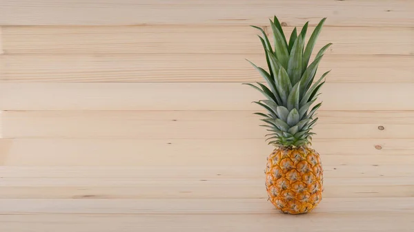 Natürliche frische tropische Früchte der Ananas auf Holzgrund — Stockfoto