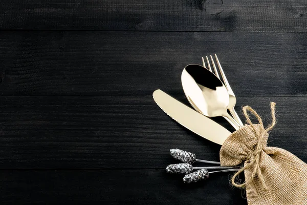 Una serie di posate di bronzo, cucchiaio, forchetta e coltello in un sacco su blac — Foto Stock