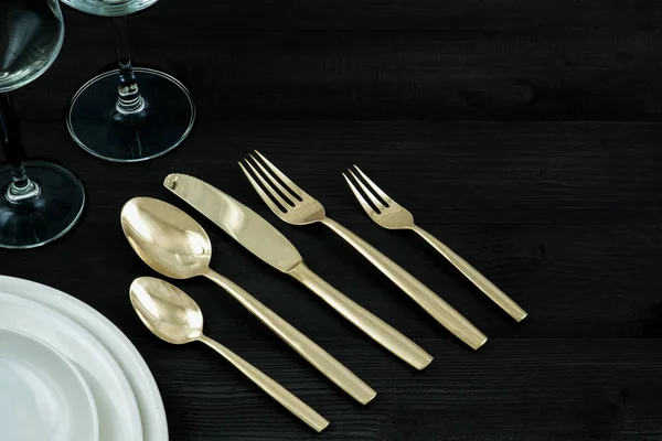 一套五件青铜餐具在黑色木桌上机智 — 图库照片