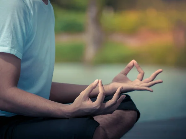 A configuração de atuação do conceito de Yoga. Um jovem asiático fazendo Yoga o — Fotografia de Stock