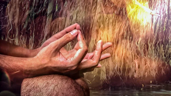 Doğa ile meditasyon ve yoga olan insanın ellerini yakın bir — Stok fotoğraf