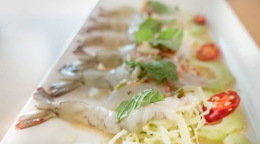 Taze karides sıcak ve baharat biber ile balık sosu tepesi ve