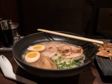 Roas ile domuz kemik çorbası suyu Japon Tonkotsu Ramen şehriye