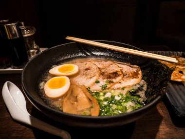 Roas ile domuz kemik çorbası suyu Japon Tonkotsu Ramen şehriye