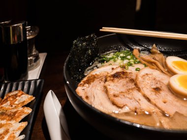 Roas ile domuz kemik çorbası suyu Japon Tonkotsu Ramen şehriye