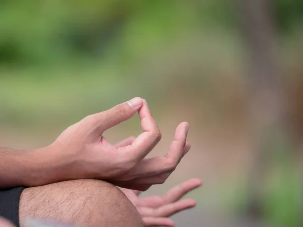 A keze a fiatalember csinál meditáció jóga gyakorlat. — Stock Fotó