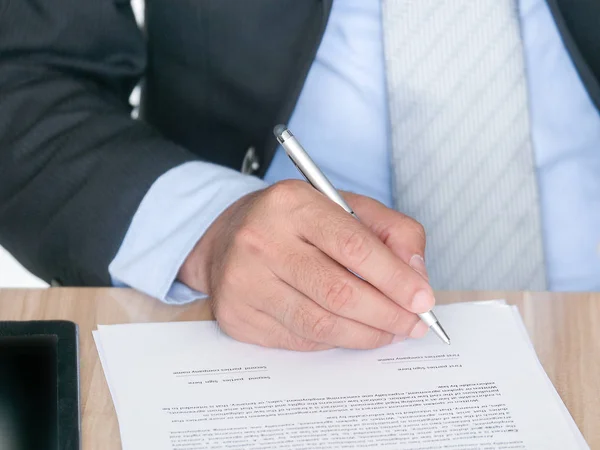 La imagen selectiva y de enfoque suave del hombre de negocios va a — Foto de Stock