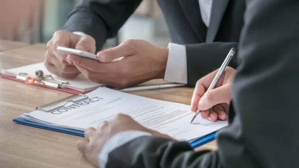 La imagen selectiva y de enfoque suave del hombre de negocios va a — Foto de Stock