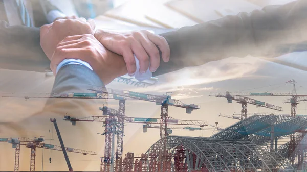 Arka plan ile tutan üç elin çift pozlama görüntüsü 