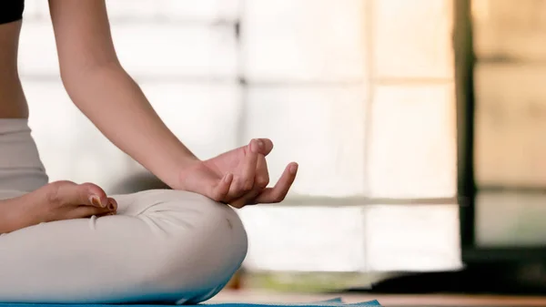 A configuração de atuação do conceito de Yoga. Uma jovem mulher tendo meditado — Fotografia de Stock