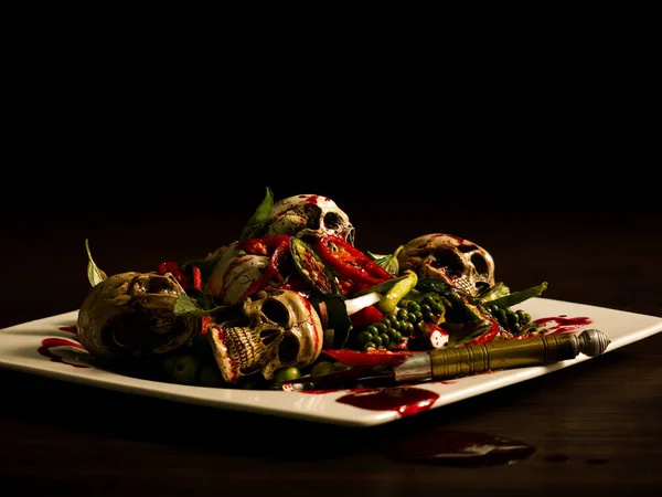 Un plato de calaveras picantes con hierba para ser una comida para el mago, bruja — Foto de Stock