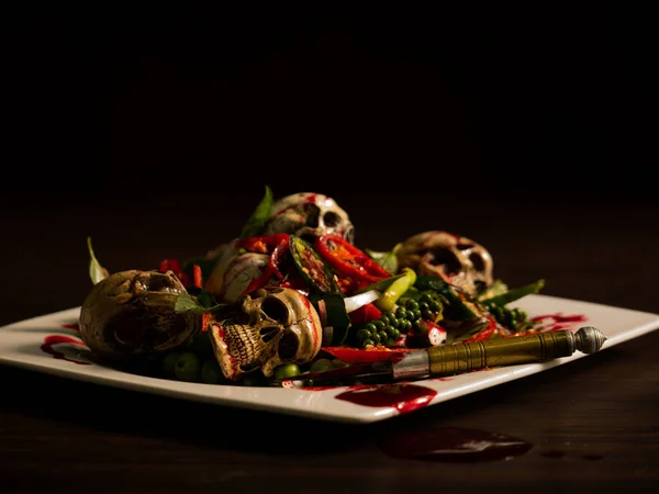 Um prato de crânios picantes com ervas para ser uma refeição para feiticeiro, bruxa — Fotografia de Stock