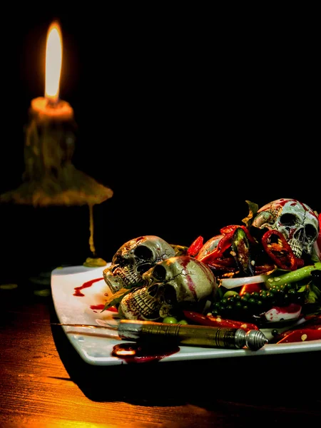 Un plato de calaveras picantes con hierba para ser una comida para el mago, bruja — Foto de Stock