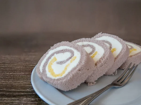 O bolo de taro com o creme de baunilha — Fotografia de Stock