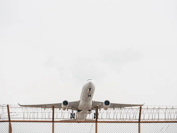 L'avion décolle de la piste à l'aéroport — Photo