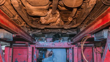 Tekerleği elle hizalamak için kutu anahtarı nı kullanan mekanik