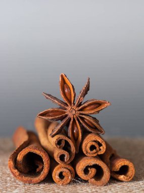 Yıldız anason ve Tarçın grad ile kahverengi bez üzerinde bir baharat olarak