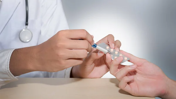 Las manos en el médico con estetoscopio que sostiene la tableta de medicamentos y — Foto de Stock