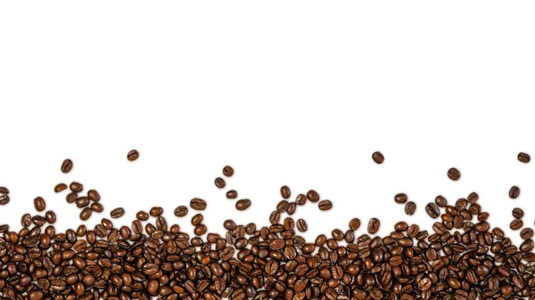 A sobreposição de grãos de café, isolado com caminho de recorte no whit — Fotografia de Stock
