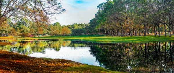 El paisaje panorámico del parque en una ciudad con lago y peop —  Fotos de Stock