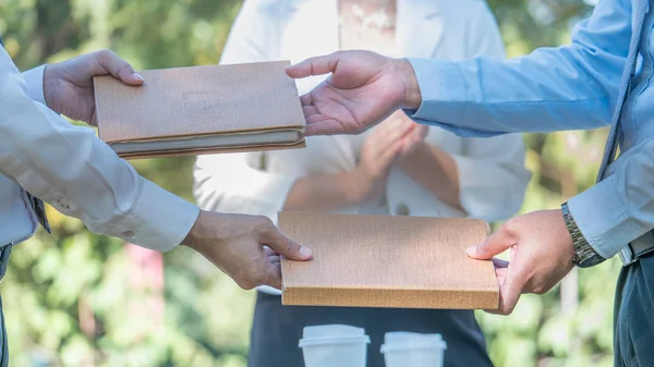 Empresarios intercambian los contratos firmados entre sí después de — Foto de Stock