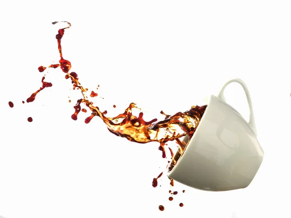 Разбрызгивание кофе из чашки на белом фоне — стоковое фото