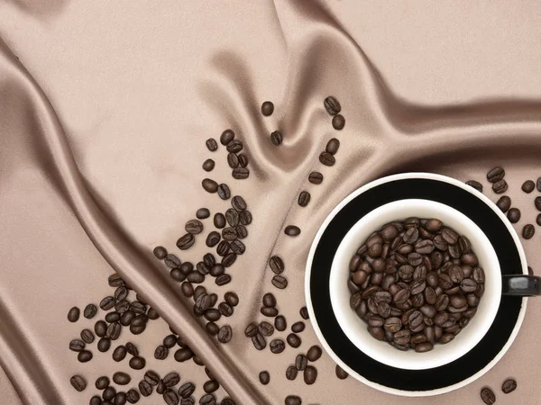 Жареные кофейные зерна в качестве фона — стоковое фото