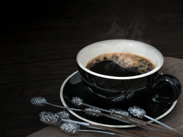 Colocação plana de uma xícara de café em uma mesa de textura de madeira com branco — Fotografia de Stock