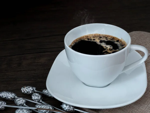 Colocación plana de una taza de café sobre una mesa de textura de madera con blanco —  Fotos de Stock