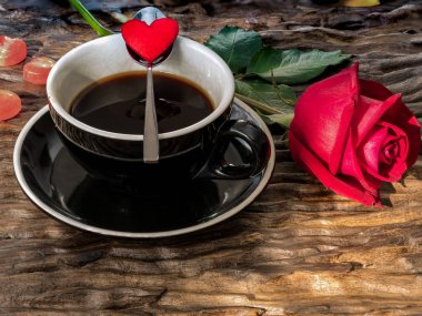 Bir hea ile bir fincan kahve Sevgililer günü için düzenleme