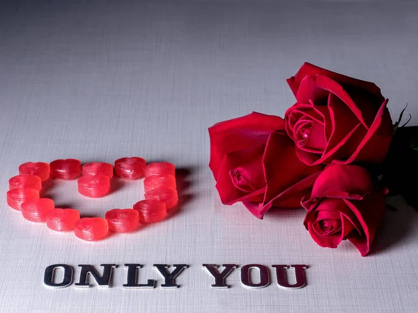 Obrázek dohody na Valentýna s červenou růží a červeným HEA — Stock fotografie