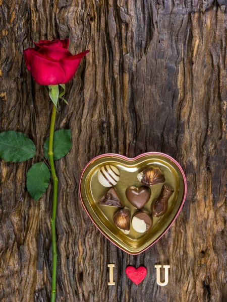 초코의 하트 형상 상자의 발렌타인 데이를 위한 어레인지 — 스톡 사진