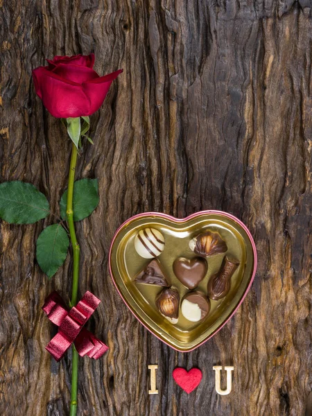 O arranjo para o dia dos namorados de uma caixa de forma de coração de choco — Fotografia de Stock