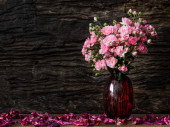 Csendélet vizuális művészet rózsaszín rózsa elrendezése piros üveg vas