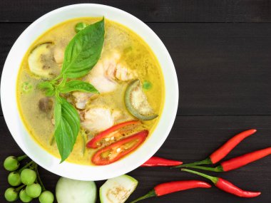 Beyaz kase tavuk yeşil köri, geleneksel Tay mutfağı th