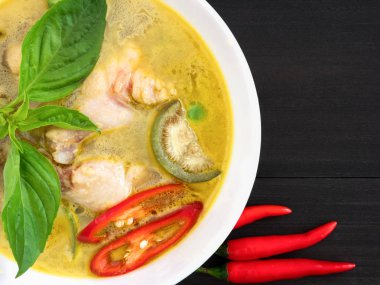 Beyaz kase tavuk yeşil köri, geleneksel Tay mutfağı th