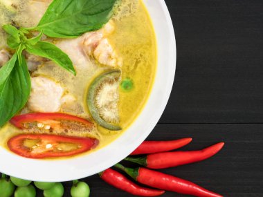 Beyaz kase tavuk yeşil köri, geleneksel Tay mutfağı th