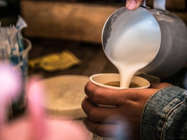 Barista'nın kahve barında kahve yaparken ki yumuşak odaklı görüntüsü