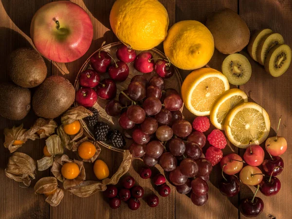 Düz ahşap t meyve çeşitlerinin natürmort görüntü yatıyordu
