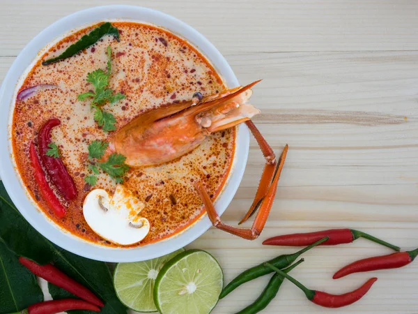 Tom Yum Kung, знаменитая традиционная тайская кухня, острая. — стоковое фото