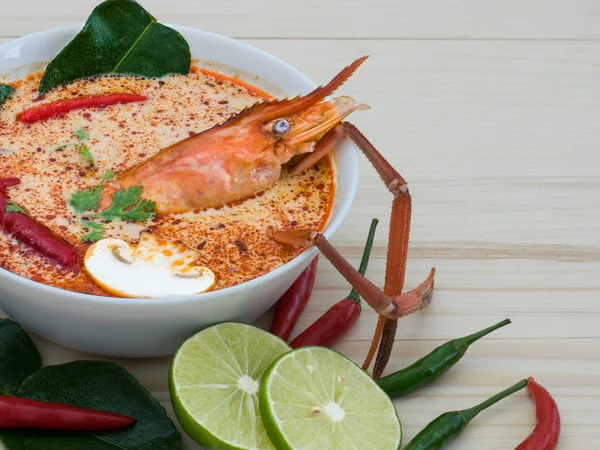 Tom Yum Kung, una famosa cocina tradicional tailandesa que es picante sh — Foto de Stock