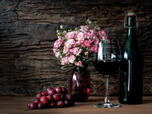 Натюрморт изобразительное искусство винограда, бокал вина, бутылка вина — стоковое фото